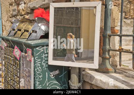 Viste e visitatori dell'antica Agorà romana, dell'antica Agorà, dell'Olympieio e dei siti archeologici di Meteora ad Atene, Grecia, Europa Foto Stock