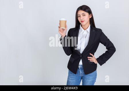 Imprenditore piuttosto giovane donna asiatica, bella attraente donna asiatica d'affari che indossa abito nero sorriso sentimento felice tenere tazza di caffè con copia s. Foto Stock