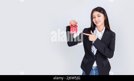 Bella giovane donna asiatica d'affari sensazione di felice e sorriso con le mani che mostrano sveglia e puntamento, ritratto positivo successo beautiffu sicuro Foto Stock