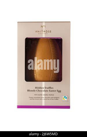 Waitrose tartufi nascosti Biondo cioccolato uovo di Pasqua con tartufi di caramello salati cremoso cioccolato bianco caramellato con feuilletina e fleur de sel Foto Stock