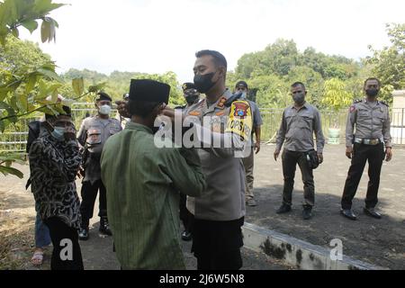 3 maggio 2022, Madiun, Giava orientale, Indonesia: Capo della polizia di Madiun aggiunto commissario senior della polizia Anton Prasetyo accompagnato dal vice capo del commissario della polizia di Madiun Ricky Tri Dharma insieme ai funzionari principali e alla polizia di settore delle fila controllati percorsi dei veicoli e attrazioni turistiche in Madiun Regency. Dopo Eid o la celebrazione di Eid al-Fitr 1 Syawal 1443 Hijriyah / anno 2022, le indicazioni sono che vi è un aumento dei visitatori provenienti da varie regioni. (Credit Image: © Ajun Ally/Pacific Press via ZUMA Press Wire) Foto Stock