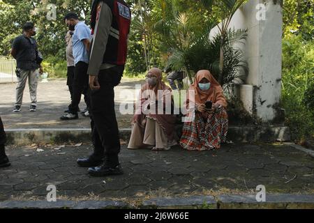 3 maggio 2022, Madiun, Giava orientale, Indonesia: Capo della polizia di Madiun aggiunto commissario senior della polizia Anton Prasetyo accompagnato dal vice capo del commissario della polizia di Madiun Ricky Tri Dharma insieme ai funzionari principali e alla polizia di settore delle fila controllati percorsi dei veicoli e attrazioni turistiche in Madiun Regency. Dopo Eid o la celebrazione di Eid al-Fitr 1 Syawal 1443 Hijriyah / anno 2022, le indicazioni sono che vi è un aumento dei visitatori provenienti da varie regioni. (Credit Image: © Ajun Ally/Pacific Press via ZUMA Press Wire) Foto Stock