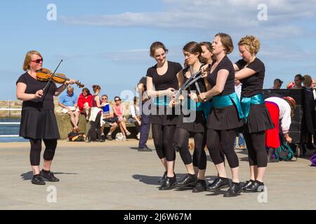 Balli tradizionali alla settimana folk di Whitby Foto Stock