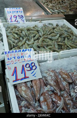 Bancarelle che vendono carne e pesce al Central Municipal Athens Market, Atene, Grecia, Europa Foto Stock