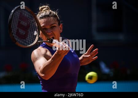 Madrid, Spagna. 04th maggio 2022. Madrid, . 04 mai, 2022: SIMONA HALEP (ROU) restituisce la palla a Ons Jabeur (TUN) al giorno 7 del Madrid Open 2022. Jabeur vince 6:3, 6:2 credito: Matthias Oesterle/Alamy Live News Foto Stock