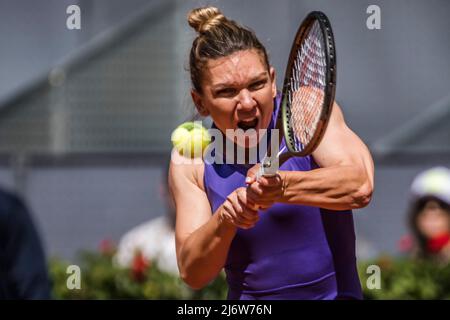 Madrid, Spagna. 04th maggio 2022. Madrid, . 04 mai, 2022: SIMONA HALEP (ROU) restituisce la palla a Ons Jabeur (TUN) al giorno 7 del Madrid Open 2022. Jabeur vince 6:3, 6:2 credito: Matthias Oesterle/Alamy Live News Foto Stock