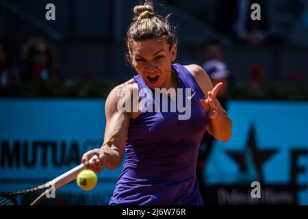 Madrid, Spagna. 04th maggio 2022. Madrid, . 04 mai, 2022: SIMONA HALEP (ROU) restituisce la palla a Ons Jabeur (TUN) al giorno 7 del Madrid Open 2022. Jabeur vince 6:3, 6:2 credito: Matthias Oesterle/Alamy Live News Foto Stock