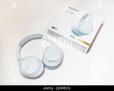 11242021 - Kiev, Ucraina: Cuffie wireless Sony WH-CH710N a cancellazione del rumore bianche Foto Stock