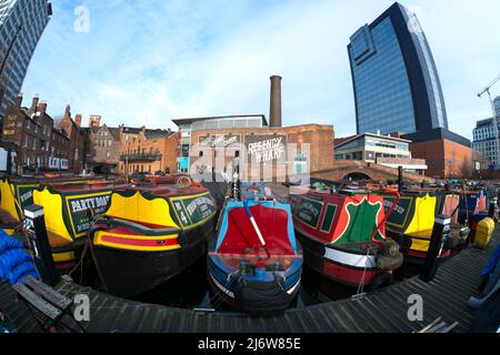 Vista fisheye delle barche a chiatera e l'Hyatt Regency Hotel nel bacino di gas Street di Birmingham nel centro di Birmingham, Inghilterra Regno Unito Foto Stock