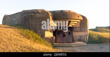 Posizionamento delle armi a Omaha Beach. Bomba rifugio con pistola d'artiglieria tedesca a lungo raggio dalla guerra mondiale del 2 a Longues-sur-Mer in Normandia. Francia Foto Stock