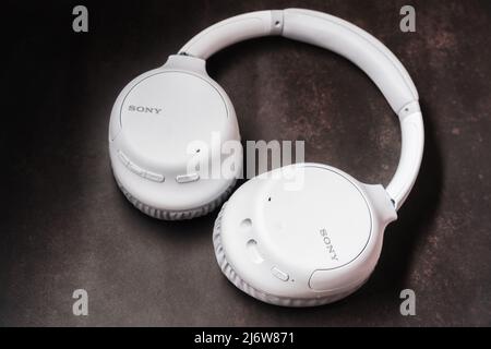 11242021 - Kiev, Ucraina: Cuffie wireless Sony WH-CH710N a cancellazione del rumore bianche Foto Stock