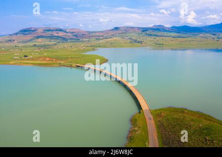 Il ponte stradale sul fiume Tugela sotto il muro della Diga di Woodstock vicino a Bergville nella provincia di Kwazulu-Natal. Sudafrica. Foto Stock