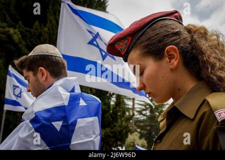 (220504) -- GERUSALEMME, 4 maggio 2022 (Xinhua) -- la gente visita le tombe del soldato caduto durante il Memorial Day al cimitero militare del Monte Herzl a Gerusalemme il 4 maggio 2022. (JINI via Xinhua) Foto Stock