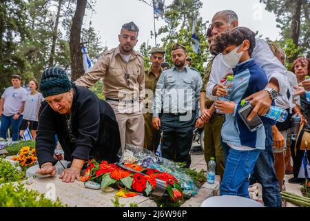 (220504) -- GERUSALEMME, 4 maggio 2022 (Xinhua) -- la gente visita le tombe del soldato caduto durante il Memorial Day al cimitero militare del Monte Herzl a Gerusalemme il 4 maggio 2022. (JINI via Xinhua) Foto Stock