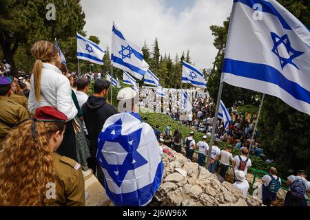 (220504) -- GERUSALEMME, 4 maggio 2022 (Xinhua) -- la gente visita le tombe del soldato caduto durante il Memorial Day al cimitero militare del Monte Herzl a Gerusalemme il 4 maggio 2022. (JINI via Xinhua) Foto Stock