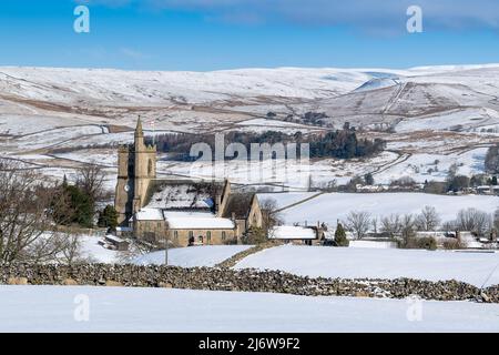 Chiesa di Saint Margaret di Antiochia a Hawes si distingue sulla campagna invernale a Hawes, Wensleydale, North Yorkshire, Regno Unito. Foto Stock