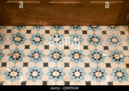 Sfondo colorato e vintage piastrelle sul pavimento di casa abbandonata in Spagna Foto Stock