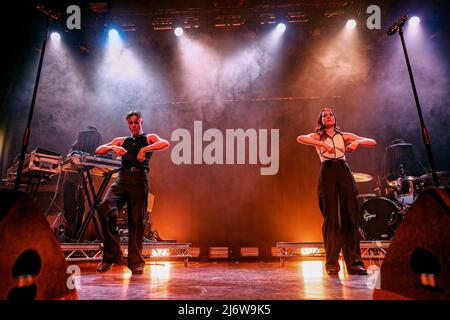 3 maggio 2022: Reggie Goodchild , Sugar Bones , Janet Planet e Clarence McGuffie of Confidence Man Live at O2 Ritz Manchester nel loro tour europeo ''Tilt'' (Credit Image: © Andy von PIP/ZUMA Press Wire) Foto Stock