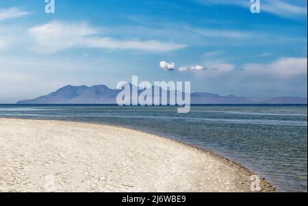 MORAR SCOZIA SABBIA BIANCA SPIAGGIA DI CAMUSDARACH VISTA DI RUM ISLAND DALLA SPIAGGIA Foto Stock