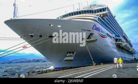 Porto di Izmir, Turchia, 3 2022 maggio, l'incrociatore appartenente alla compagnia Costa con 1200 passeggeri partì da Istanbul ancorato al porto di Izmir il 3 maggio. Dopo l'attracco al porto di Izmir, i passeggeri della nave gigante hanno fatto un tour della città. La stessa notte, l'incrociatore Costa Venezia, partì da Izmir, seguirà il percorso di Bodrum, Mykonos, Pireo, Istanbul di nuovo, Iraklion (Heraklion), Rodi, Kusadasi. L'incrociatore è chiamato 'hotel galleggiante' in quanto dispone di 2.116 cabine con il comfort di un hotel di lusso. Credit: İdil Toffolo/Alamy Live News Foto Stock