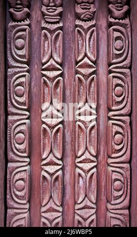 Dettaglio porta in legno intagliato, Tiradentes, Minas Gerais, Brasile Foto Stock