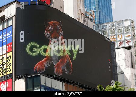 Tokyo, Giappone. 2 maggio 2022, Una tigre iperrealistica 3D appare annunciando lo smartphone Galaxy S22 Series su un cartellone digitale fuori dalla stazione di Shinjuku il 2 maggio 2022, a Tokyo, Giappone. Il gigante felino può essere visto saltare fuori lo schermo ai pedoni. (Foto di Rodrigo Reyes Marin/AFLO) Foto Stock