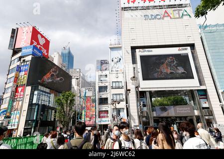 Tokyo, Giappone. 2 maggio 2022, Una tigre iper-realistica 3D appaiono annunciando lo smartphone Galaxy S22 Series su un cartellone digitale fuori dalla stazione di Shinjuku il 2 maggio 2022, a Tokyo, Giappone. Il gigante felino può essere visto saltare fuori lo schermo ai pedoni. (Foto di Rodrigo Reyes Marin/AFLO) Foto Stock