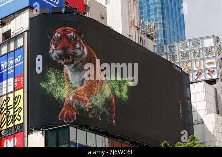 Tokyo, Giappone. 2 maggio 2022, Una tigre iperrealistica 3D appare annunciando lo smartphone Galaxy S22 Series su un cartellone digitale fuori dalla stazione di Shinjuku il 2 maggio 2022, a Tokyo, Giappone. Il gigante felino può essere visto saltare fuori lo schermo ai pedoni. (Foto di Rodrigo Reyes Marin/AFLO) Foto Stock