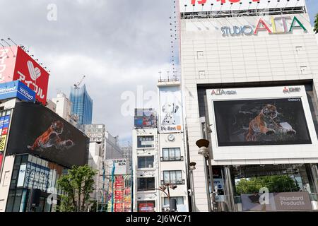 Tokyo, Giappone. 2 maggio 2022, Una tigre iper-realistica 3D appaiono annunciando lo smartphone Galaxy S22 Series su un cartellone digitale fuori dalla stazione di Shinjuku il 2 maggio 2022, a Tokyo, Giappone. Il gigante felino può essere visto saltare fuori lo schermo ai pedoni. (Foto di Rodrigo Reyes Marin/AFLO) Foto Stock