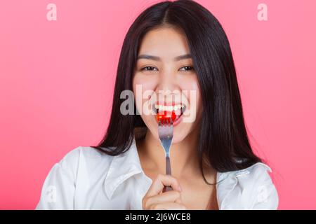 donna asiatica che mangia verdure fresche sane con spazio copia, dieta di bellezza sanitaria e concetto di stile di vita vegetariano. Foto Stock