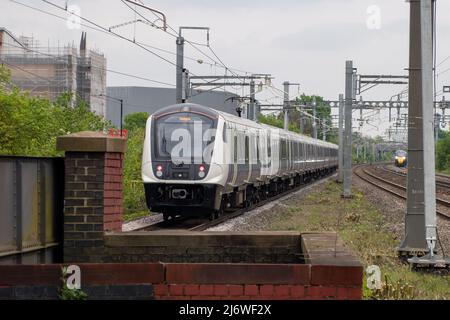 Burnham, Slough, Berkshire, Regno Unito. 4th maggio 2022. Un treno della linea Elizabeth che passa attraverso la stazione di Burnham sulla strada per Paddington. Il tanto ritardato progetto Crossrail, ora noto come Elizabeth Line, è previsto per l'avvio il 24th maggio 2022. Credit: Maureen McLean/Alamy Live News Foto Stock