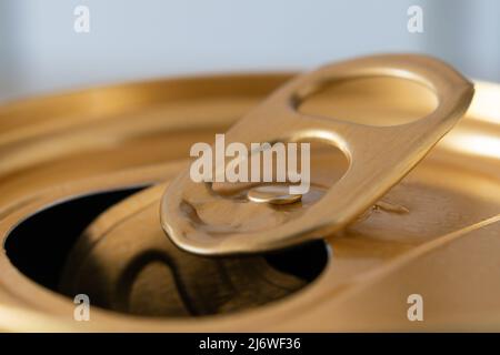 Parte superiore della lattina di soda aperta in primo piano, tirare la linguetta o sntntn Foto Stock
