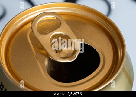 Parte superiore della lattina di soda aperta in primo piano Foto Stock