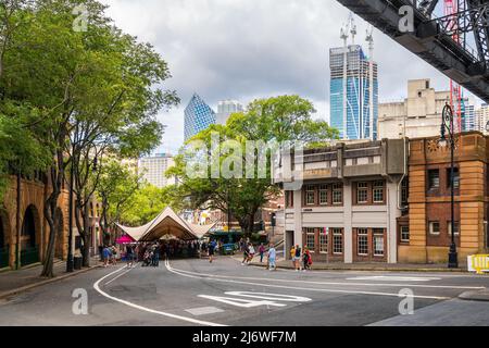 Sydney, Australia - 16 Aprile 2022: Il mercato Rocks visto lungo George Street nel CBD di Sydney in un giorno Foto Stock
