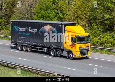 SMURFIT KAPPA "Open the Future" Jack Richards & Son trasporti pesanti su strada. DAF XF, rimorchio sul lato del marciapiede, guida sull'autostrada M61 a Mancheseter, Regno Unito Foto Stock