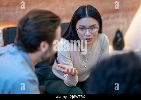 Felice signora di affari che negozia con la sua controparte Foto Stock