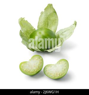 Singolo tomatillo verde fresco intero e dimezzato in una buccia isolata su sfondo bianco Foto Stock