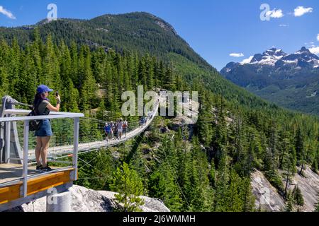 I turisti camminano sullo Sky Pilot Suspension Bridge Squamish B.C. un'attrazione sul mare a Sky Gondola giro alla cima Foto Stock