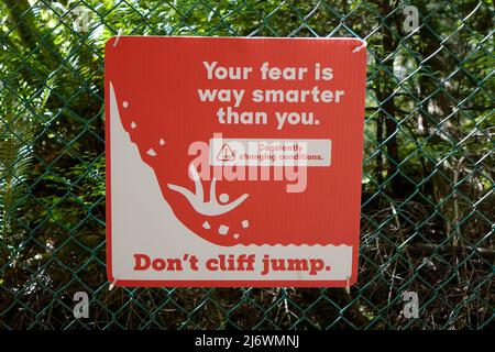 Un cartello di avvertimento fissato a una recinzione che informa "Do't Cliff Jump" a Lynn Valley Vancouver North Shore Foto Stock