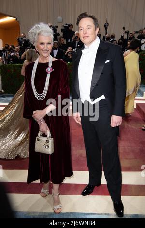 Elon et Maye Musk partecipa al Met Gala 2022 che celebra "in America: An Anthology of Fashion" al Metropolitan Museum of Art il 02 maggio 2022 a New York City, USA. Photo by DNphotography/ABACAPRESS.COM Foto Stock