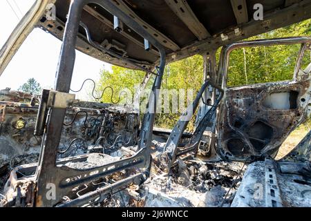 Newburn UK: 29th aprile 2022: Un'auto rubata che è stata bruciata e scaricata in un campo. Interno piccolo fuoco auto Foto Stock