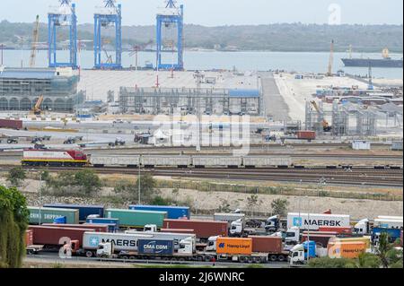 KENIA, Mombasa, porto marittimo, terminale contenitore di estensione CT-2 a Kipevu West / KENIA, Mombasa, Seehafen, Erweiterung Containerterminal CT-2, Kipevu West, Bahngleise zum Bahnverladeterminal Foto Stock