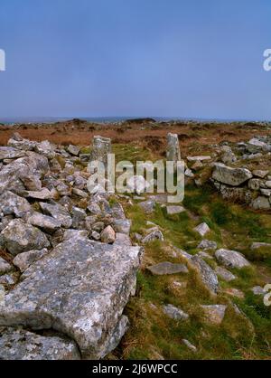 Visita se al passaggio e al gateway di ingresso attraverso il bastione interno del castello di Chun, fortezza dell'Età del ferro (insediamento fortificato), Morvah, Cornovaglia, Inghilterra, Regno Unito Foto Stock