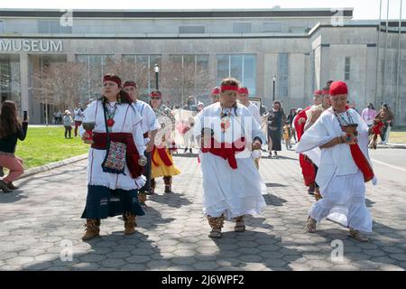 Ballerini del gruppo di ballo messicano calpulli marzo, danza, festeggia e ringrazia per l'anniversario di Escuelita en Casa. A Queens, New York. Foto Stock