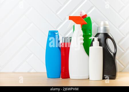 Bottiglie per la pulizia di diverse superfici in cucina, bagno e altri ambienti. Pulizia regolare della molla. Impostare i prodotti per la pulizia della casa Foto Stock
