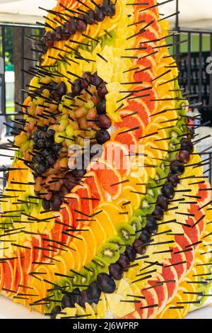 Affettare la frutta originale. Composizione della frutta. Primo piano. Foto Stock