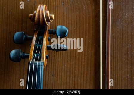 Parte di un violino su sfondo marrone. Manico per violino. Posiziona per testo. Foto Stock