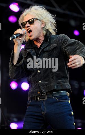 Sir Bob Geldof Lead Singer of the Boomtown Rats suona dal vivo al Lets Rock Leeds 80s Festival nel Regno Unito. (Foto di Robin Burns / SOPA Images/Sipa USA) Foto Stock