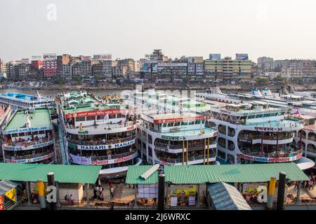 Bella stazione di lancio sulla riva del fiume conosciuta come Sadoghat più grande stazione di lancio da Dhaka, Bangladesh, Sud Asia il 1 maggio 2022. Foto Stock