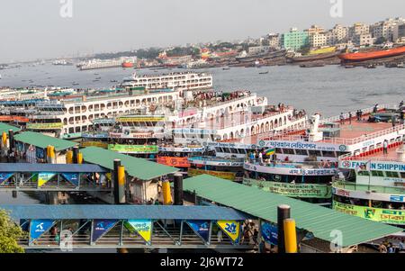 Bella stazione di lancio sulla riva del fiume conosciuta come Sadoghat più grande stazione di lancio da Dhaka, Bangladesh, Sud Asia il 1 maggio 2022. Foto Stock